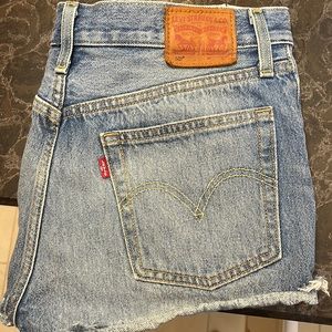 Women’s 501 cut off Jean shorts. Size 26